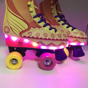 Thể Thao 4 <span class=keywords><strong>PU</strong></span> Nhấp Nháy Bánh Xe Tùy Chỉnh Con Lăn Giày Trượt Quad Con Lăn Để Bán Với Mũ Bảo Hiểm Protector Combo - Product Image 3