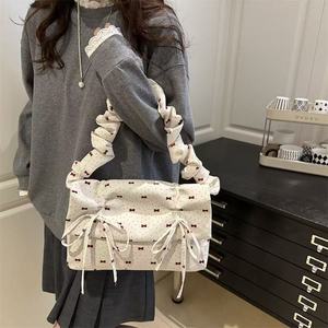 Un encuentro romántico entre dulces lunares y elegantes lazos. Bolso de mujer, material suave y pliegues elegantes - Product Image 6