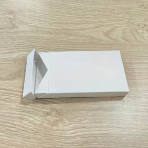 Cajas de Cigarrillos de Papel Kraft Reciclado Ecológicas Personalizadas, con Recubrimiento UV y Laminado Mate - Product Image 1