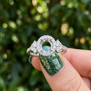 Bague de fiançailles pour femme en or blanc massif 18 carats, design de créateur, avec halo rond, pavé de diamants en grappe triangulaire et bande pavée, pour soirée - Product Image 2