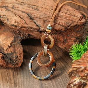 Collar con Colgante Geométrico de Resina, Estilo Vintage con Diseño de Tortuga en Color Ámbar, Joyería Unisex de Moda - Product Image 1
