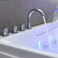 Baignoire de massage autoportante de luxe en acrylique avec 14 jets, cascade et LED, pour intérieur