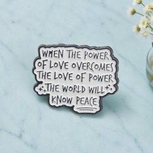 «QUAND le pouvoir de l'amour surmonte l'amour du pouvoir, le monde connaîtra la paix» Broche de citation Broche en métal noir blanc minimaliste - Product Image 3