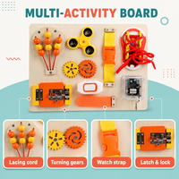 Tableau d'activités en bois avec lacets, engrenages, toupie, bracelet de montre et composants de verrouillage
