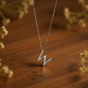 Collana con Ciondolo a Forma di Lettera W con Diamante, Catena in Acciaio Inossidabile, 6 Opzioni di Colore - Product Image 3