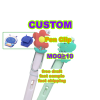 Charm chaussure personnalisé personnalisé Pvc 2D capuchon de stylo personnalisé amovible dessin animé pinces à stylo accessoires pour étudiants bricolage décoration
