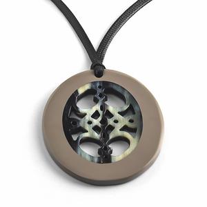 Collier pendentif bohème artisanal en corne de buffle, poli naturellement, bijou statement bio, cadeau pour femme - Product Image 4