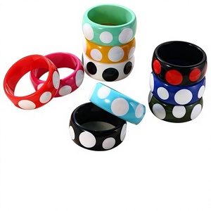 Meilleurs bracelets en résine acrylique à pois faits à la main, mignons, unisexes, élégants et tendance, disponibles en plusieurs couleurs et motifs pour femme - Product Image 1