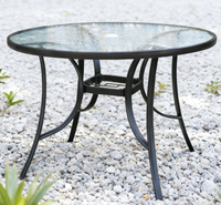 Table ronde d'extérieur moderne et durable avec plateau en verre ondulé et structure en fer pour usage commercial en bord de piscine, café ou restaurant