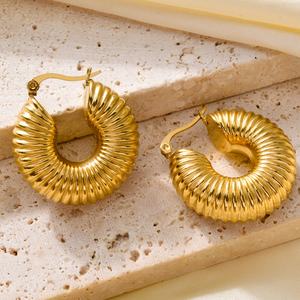 Joyería de Moda, Aros Huggie Gruesos Chapados en Oro de 18k PVD, Hipoalergénicos, para Mujer - Product Image 1