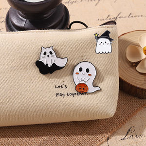 Venta al por mayor de ropa de decoración, regalo de joyería de Halloween, alfileres de esmalte suave, insignia de Metal de aleación de Zinc de brujas de Anime 3D de dibujos animados - Product Image 6