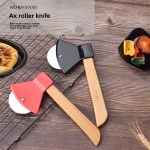 فولاذ مقاوم للصدأ على شكل فأس بمقبض خشبي قاطعة بيتزا دوارة حادة عجلة بيتزا - Product Image 5