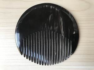 Peigne en corne artisanal écologique à partir de matériaux naturels parfait pour un entretien sain des cheveux et du cuir chevelu - Product Image 2