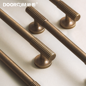 DOOROOM Pomello per Mobili in Ottone Massiccio Bestseller, Maniglia a T Deluxe con Strisce Dorate per Cassetti e Armadi - Product Image 5