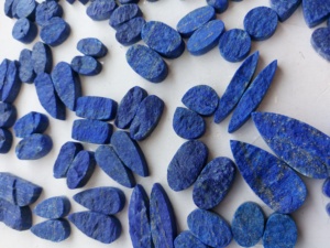 Cabujones de Lapislázuli Druzy, Geodas de Lapislázuli Azul Crudo en Formas Mixtas, Cabujones de Lapislázuli Azul Intenso, Cristales Crudos al por Mayor - Product Image 4