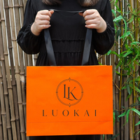 Sacs cadeaux en papier personnalisés à faible MOQ, 250 g/m², blancs et roses, avec impression de logo pour l'emballage de vêtements