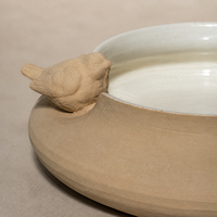 Bol décoratif en céramique motif oiseau, beige sable texturé, avec intérieur émaillé blanc, pour centre de table