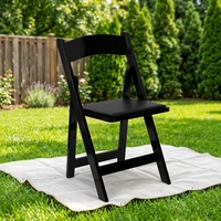 Chaise d'appoint pliable blanche avec dossier incurvé et coussin rembourré, facile à transporter, idéale pour l'extérieur, la terrasse, le jardin, les réceptions de mariage