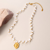Collier en acier inoxydable plaqué or avec perles d'eau douce, pendentif médaillon résistant à l'eau et à la ternissure, chaîne perlée