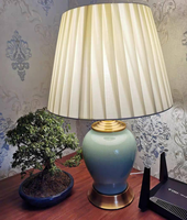 Lampe de table classique chinoise en céramique blanche pour chambre à coucher, abat-jour en tissu, avec télécommande, LED E26