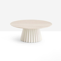 Table d'appoint plissée élégante avec plateau en bois clair pour une décoration de salon stylée