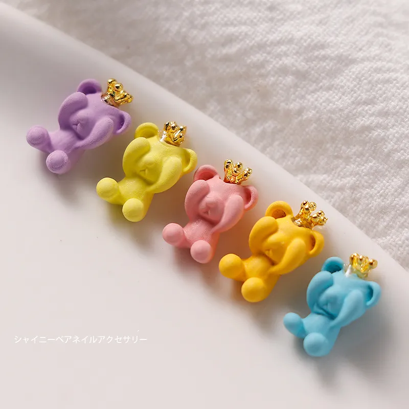 NC54 Cute Crown Bear Designs Charms per unghie in metallo Color caramella Shy Bear accessori per gioielli per la decorazione di Nail Art