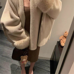 <span class=keywords><strong>Cappotto</strong></span> Vintage da <span class=keywords><strong>Donna</strong></span> in Maglia Larga a Tinta Unita di Media Lunghezza, Realizzato in Ecopelliccia di Volpe o <span class=keywords><strong>Camoscio</strong></span>, per Autunno e Inverno - Product Image 4