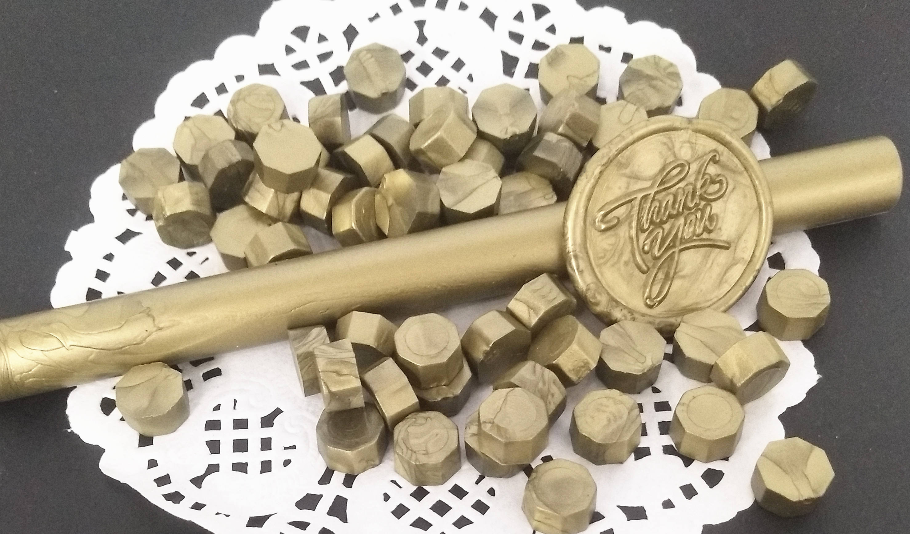 2.สีเขียวทอง