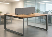 Poste de travail partagé pour employés avec cloison en tissu, plateau en bois veiné et pieds en métal pour mobilier de bureau