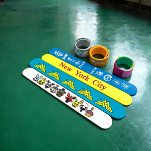 قطع مطاطية مخصصة من HYM، مصنّع مخصص للأساور المطاطية السيليكونية بألوان مخصصة - Product Image 1