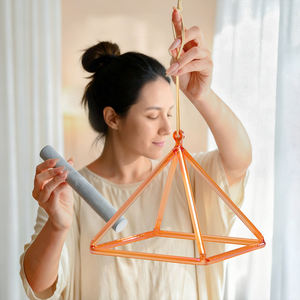 Instrumento de Cura por Banho Sonoro Jinfang, Personalização de Pirâmide de Cristal Cantante Triangular em Ouro Acinzentado - Product Image 2