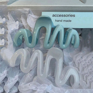 Vente en gros Nouvelle mode Grandes pinces à cheveux en plastique de 10,5 cm, couleur crème gelée ondulée, accessoires capillaires simples pour femmes - Product Image 3