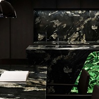 Îlot de cuisine personnalisé en tourmaline verte rétroéclairée avec évier, comptoir de bar en pierre translucide à LED lumineuse pour villa et hôtel