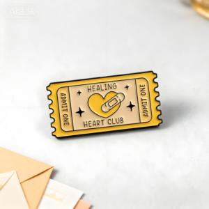 Nhà Máy Tùy Chỉnh Tem Mềm Men Pin Kẽm Hợp Kim UV In Ấn Đầy Màu Sắc Ve Áo Pin Mạ Vàng Phù Hiệu Men Charms - Product Image 3