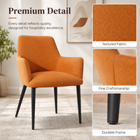 Chaise de salle à manger rembourrée moderne en tissu orange brûlé, dossier haut incurvé, accoudoirs, pieds en métal noir, pour hôtel et restaurant