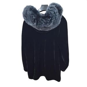 शानदार विंडप्रूफ मुद्रित बुना हुआ शॉर्ट गोल्डन मिनी नकली फर कॉलर के साथ सुंदर नकली फर कैप स्टाइल कोट - Product Image 2