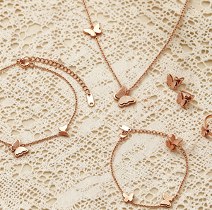 Parure de bijoux papillon en acier inoxydable plaqué or rose pour femme : collier, bracelet, bague et boucles d'oreilles pour soirée - Product Image 2