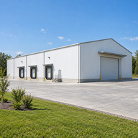 Entrepôt en structure acier sur mesure avec baies de chargement, bardage isolé, atelier métallique résistant aux intempéries, garage, hangar, bâtiment de stockage