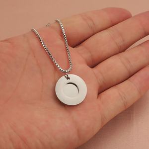 Nuevo Collar con Colgante Redondo Personalizado al por Mayor 2024, Acero Inoxidable de Alto Brillo, Resistente al Agua, Antideslustre, Cadenas Modernas Chapadas en Oro - Product Image 4