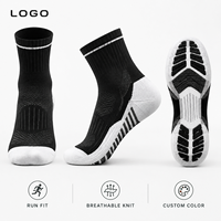 Chaussettes de sport respirantes noires et blanches pour la course à pied, avec ventilation en maille, gestion de l'humidité, maintien du talon et amorti ciblé à la plante du pied
