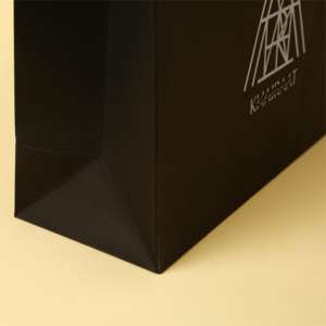 Bolsa de Papel Negra Profesional Personalizada para Empaque de Ropa con el Logotipo de su Marca - Product Image 4