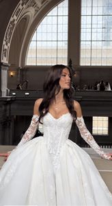 Abito <span class=keywords><strong>da</strong></span> <span class=keywords><strong>Sposa</strong></span> Ruolai HL737 Princess Royal con Corsetto Applicato, Vita Basque e Maniche in Pizzo - Product Image 4