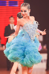 Costume de compétition de danse latine Vennystyle - Robes florales personnalisées avec strass et plumes |   Vêtements de performance Rumba en spandex/coton - Product Image 4