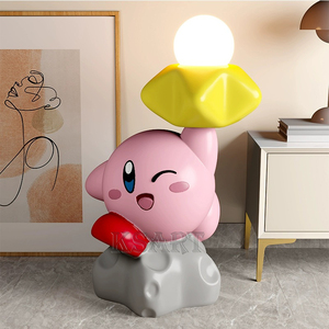 Figura de Star <span class=keywords><strong>Kirby</strong></span> Landing, colocada junto al mueble de TV de la sala de estar, frente al sofá, una gran obra de arte. - Product Image 2