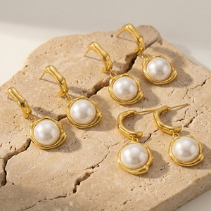 Boucles d'oreilles pendantes plaquées or avec perles d'imitation, bijoux classiques en alliage pour femmes - Product Image 3