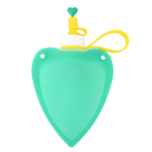Botella de agua plegable de silicona con forma de corazón, portátil para niños, color verde - Product Image 1