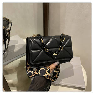 Sac à bandoulière carré élégant et tendance pour femme d'affaires, petit format, avec deux fermetures éclair, collection été 2025 - Product Image 3