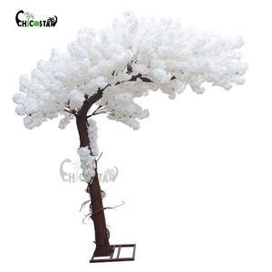 หญ้าเทียมผ้าไหมสีขาวดีไซน์เหมือนจริงทำจากไฟเบอร์กลาสพื้นหลังงานแต่งงานในร่มขนาดใหญ่เป็นมิตรกับสิ่งแวดล้อม