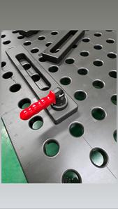 Mesa de Soldadura Modular Serie Dual D28/D16 - Tableros Intercambiables de Hierro Fundido/Acero con Regla Magnética y Canales para Carretillas Elevadoras - Product Image 1