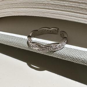 Anillo de Plata Pura S925 con Patrón Trenzado, Diseño Romántico Vintage con Microincrustaciones, Diseño Abierto y Moderno - Product Image 1